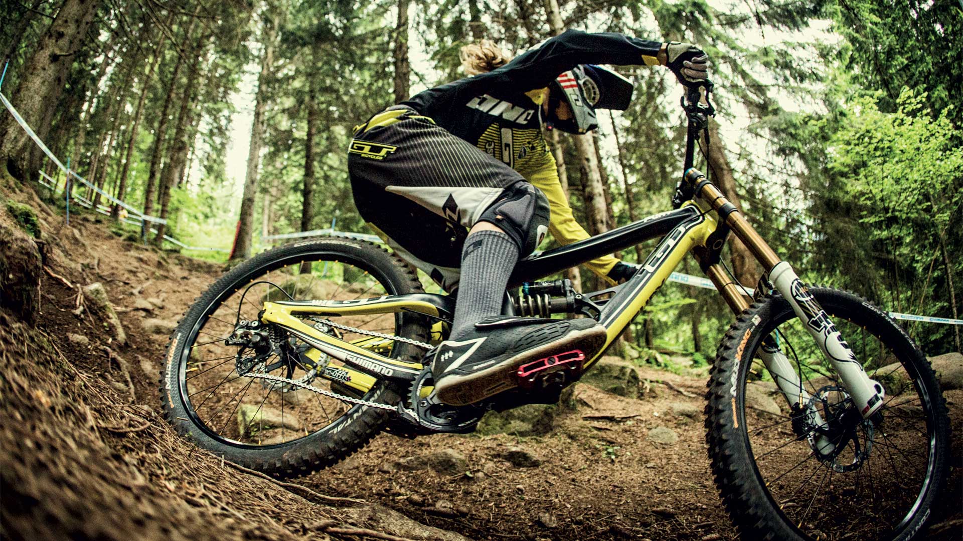 downhill-gt-bicycles-j-zdn-kola-gt-esk-republika